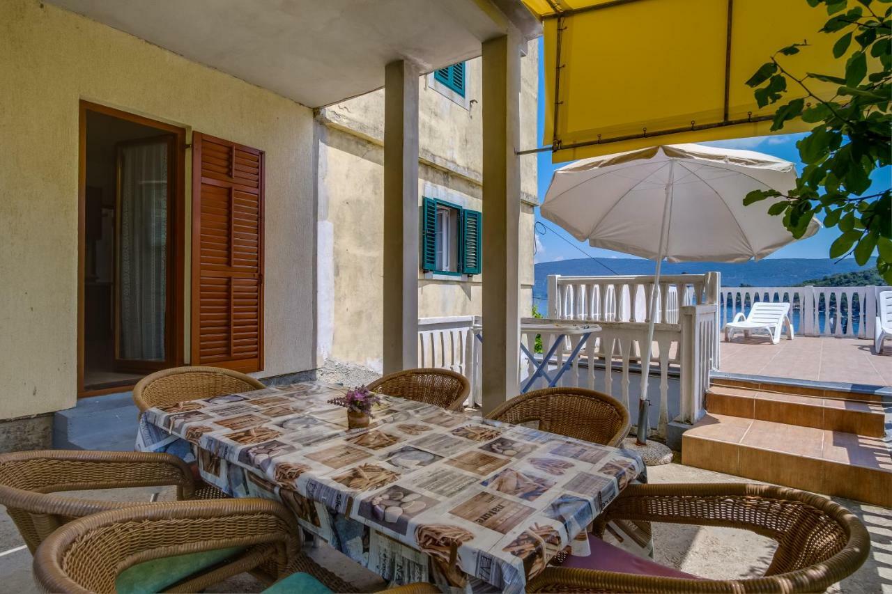 Apartments Valun Exterior photo